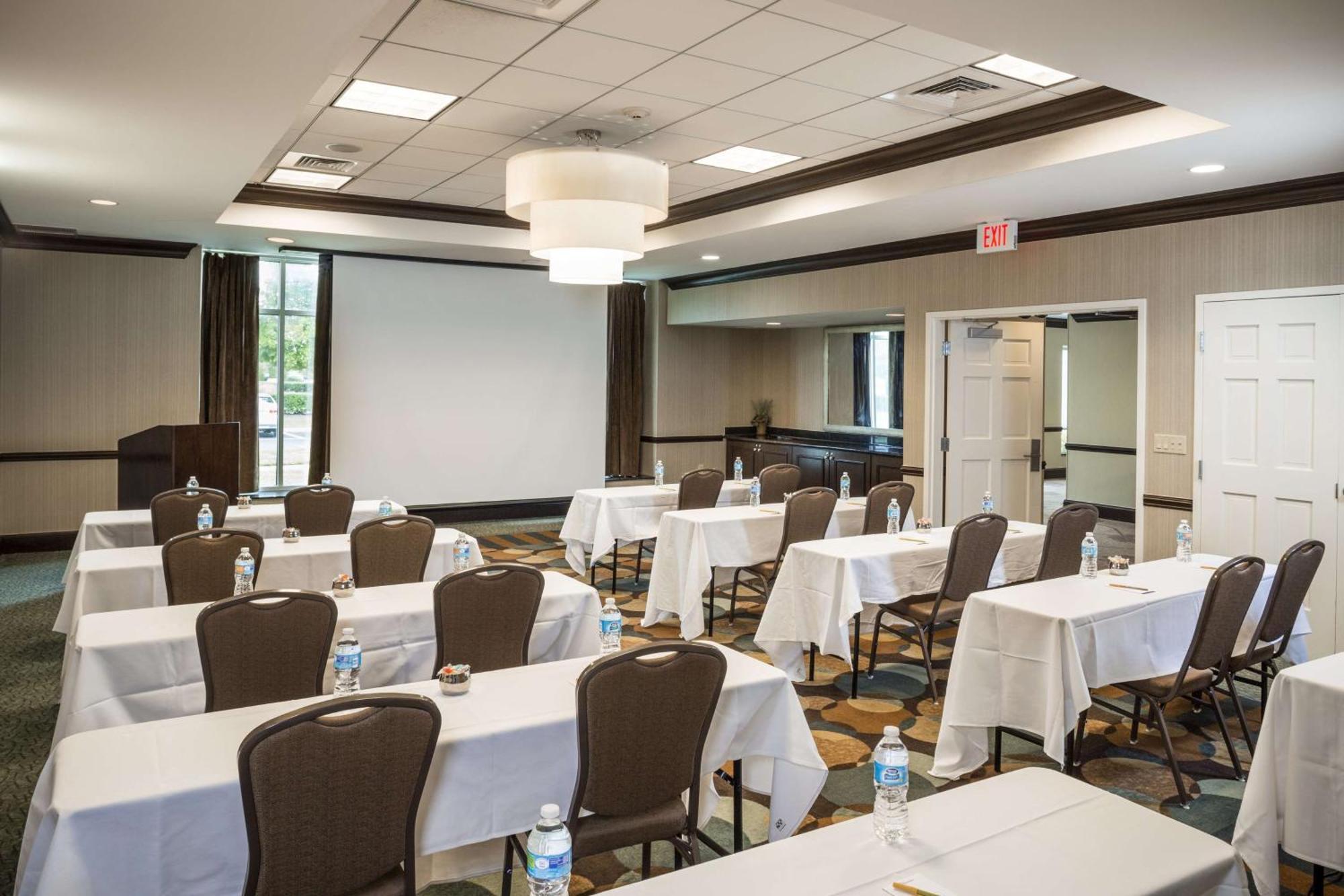 Hilton Garden Inn Hampton Coliseum Central Экстерьер фото