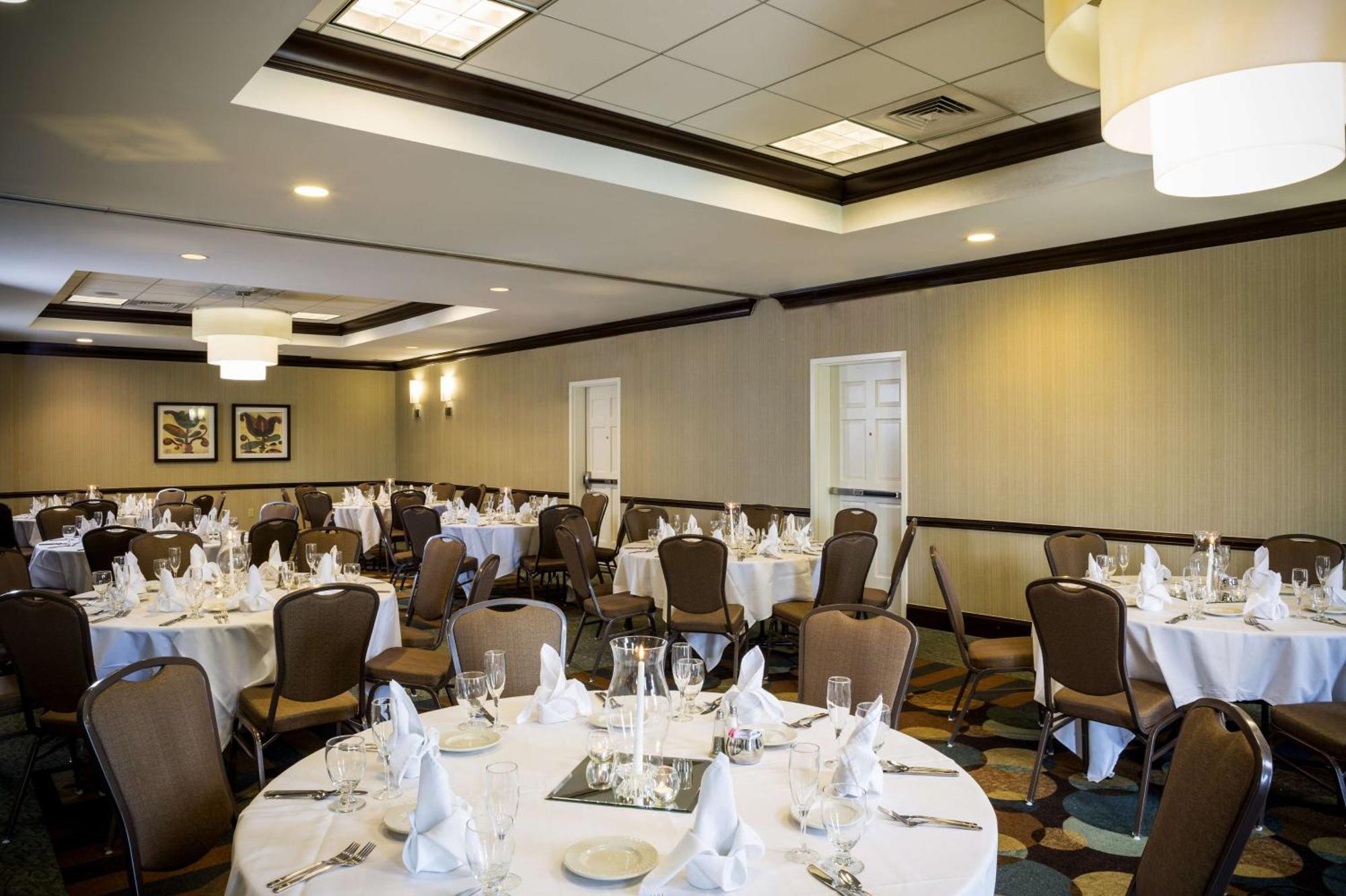 Hilton Garden Inn Hampton Coliseum Central Экстерьер фото
