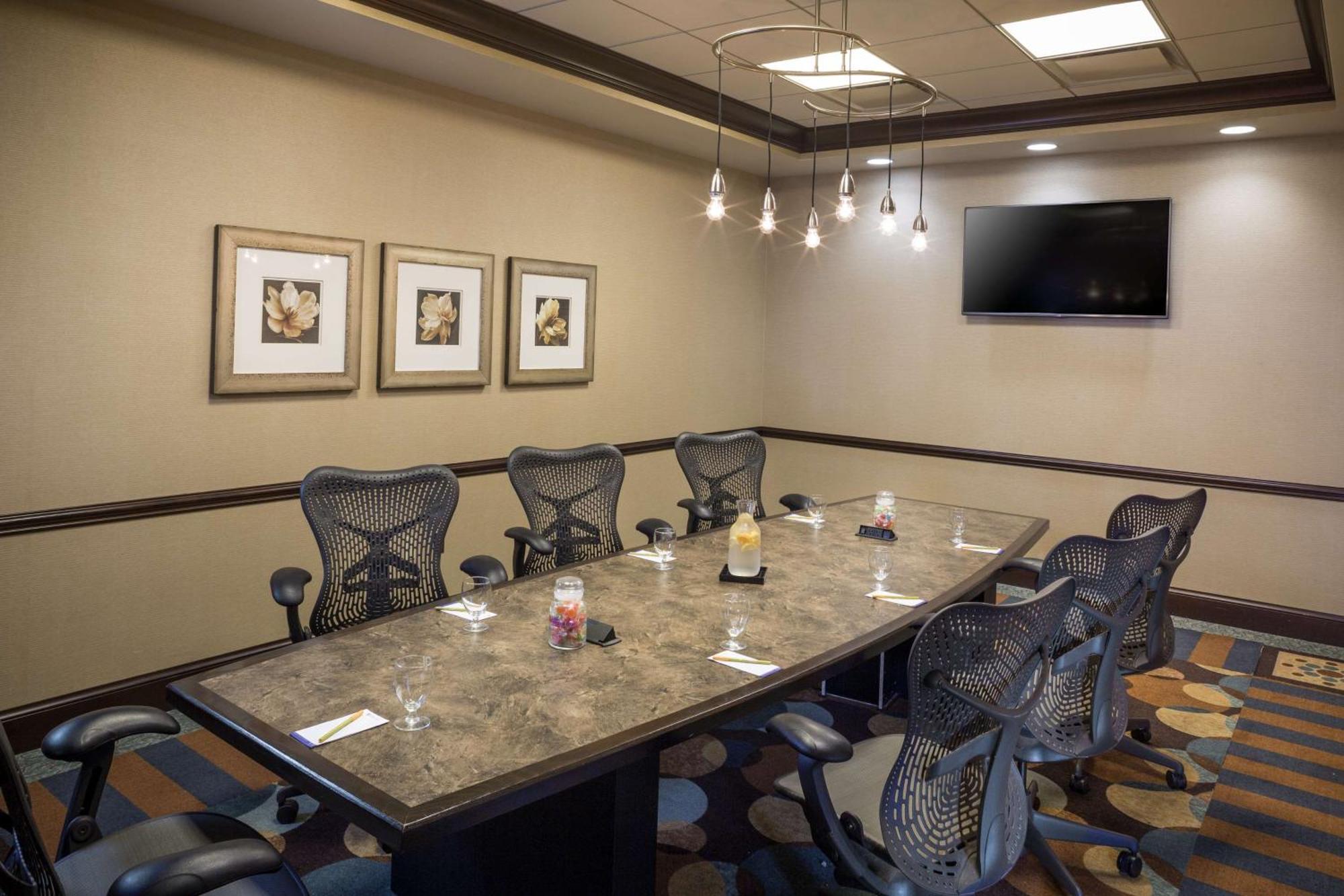 Hilton Garden Inn Hampton Coliseum Central Экстерьер фото
