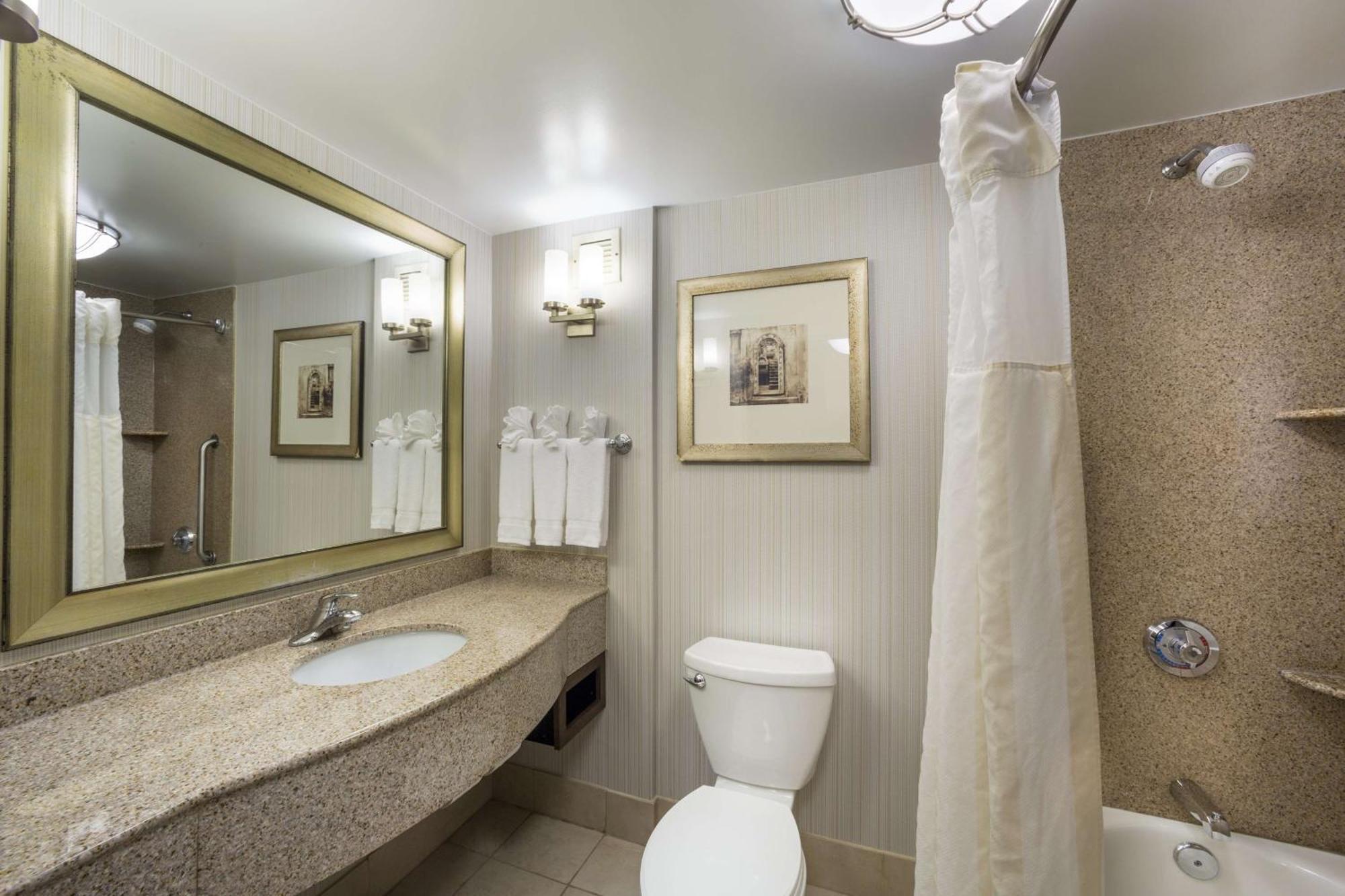 Hilton Garden Inn Hampton Coliseum Central Экстерьер фото