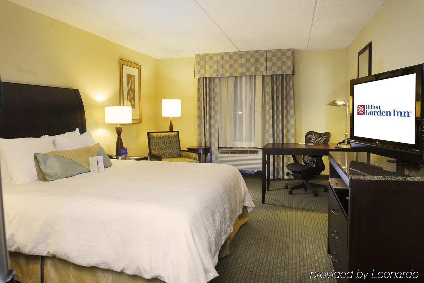 Hilton Garden Inn Hampton Coliseum Central Экстерьер фото